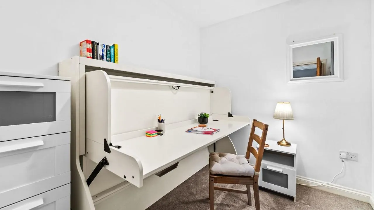 Cotswold Road North Apartment Bristol 0*,